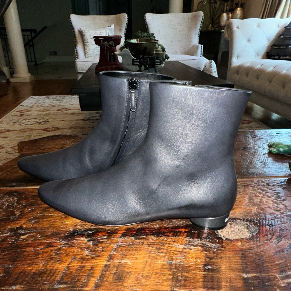 Balenciaga Shiny sheepskin oval booties in black!